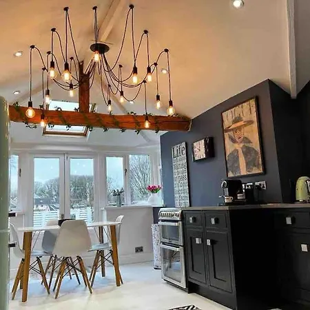 Beautiful 2 Bedroom Cottage, Kirkby Lonsdale *